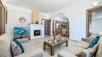 Bungalow, 3 habitaciones, alberca privada, junto a la playa | Sala de estar | Televisión de pantalla plana