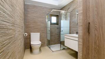 Bungalow, 3 kamar tidur, kolam renang pribadi, tepi pantai | Kamar mandi | Bathtub dan shower terpisah, pengering rambut, handuk, dan sampo