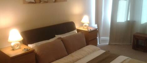 Double & Shared Bathroom | Free WiFi, bed sheets