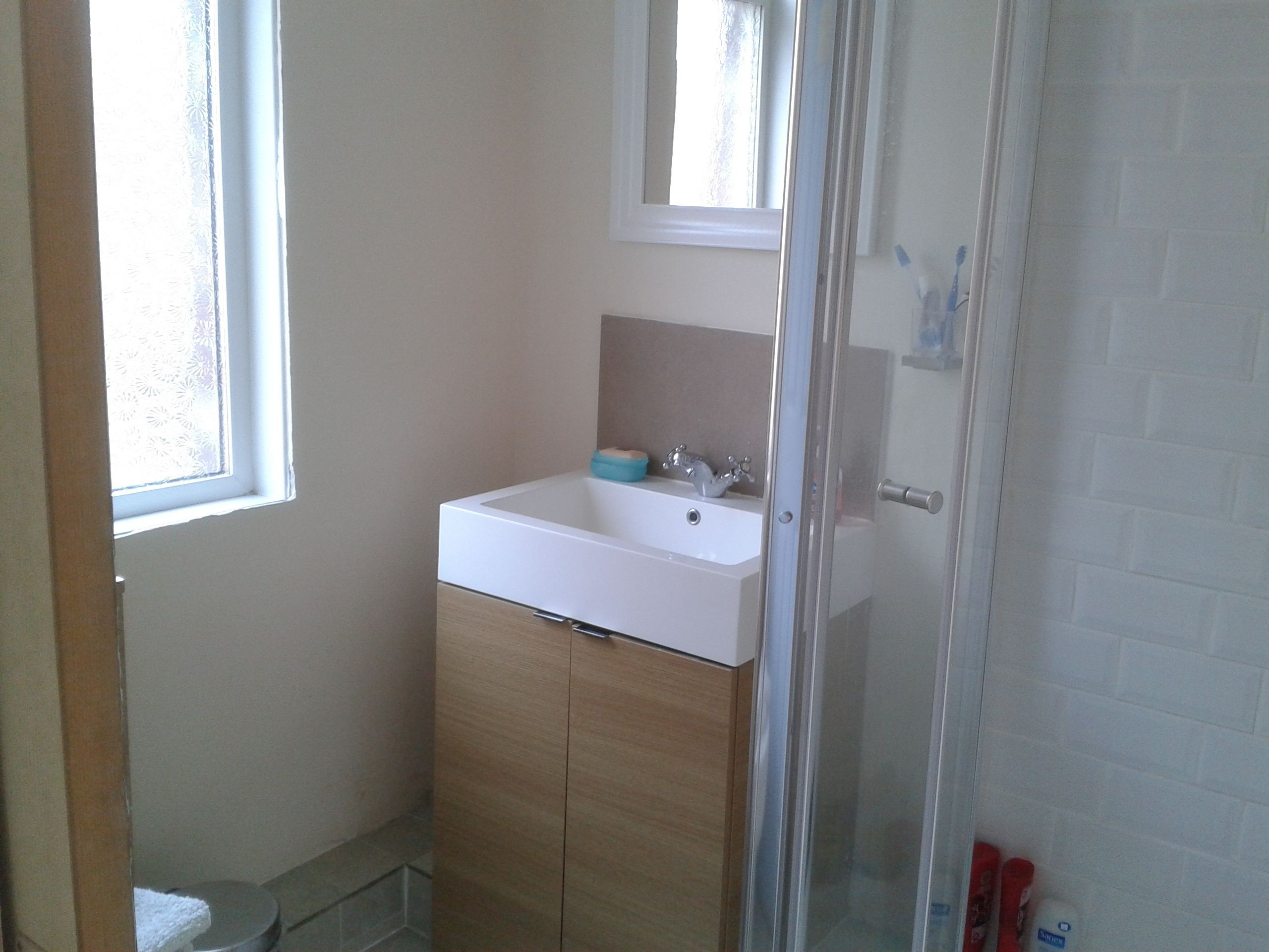 Douche, serviettes fournies, papier toilette