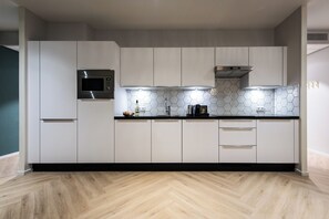 Refrigerador con freezer, microondas, horno, placa de cocina