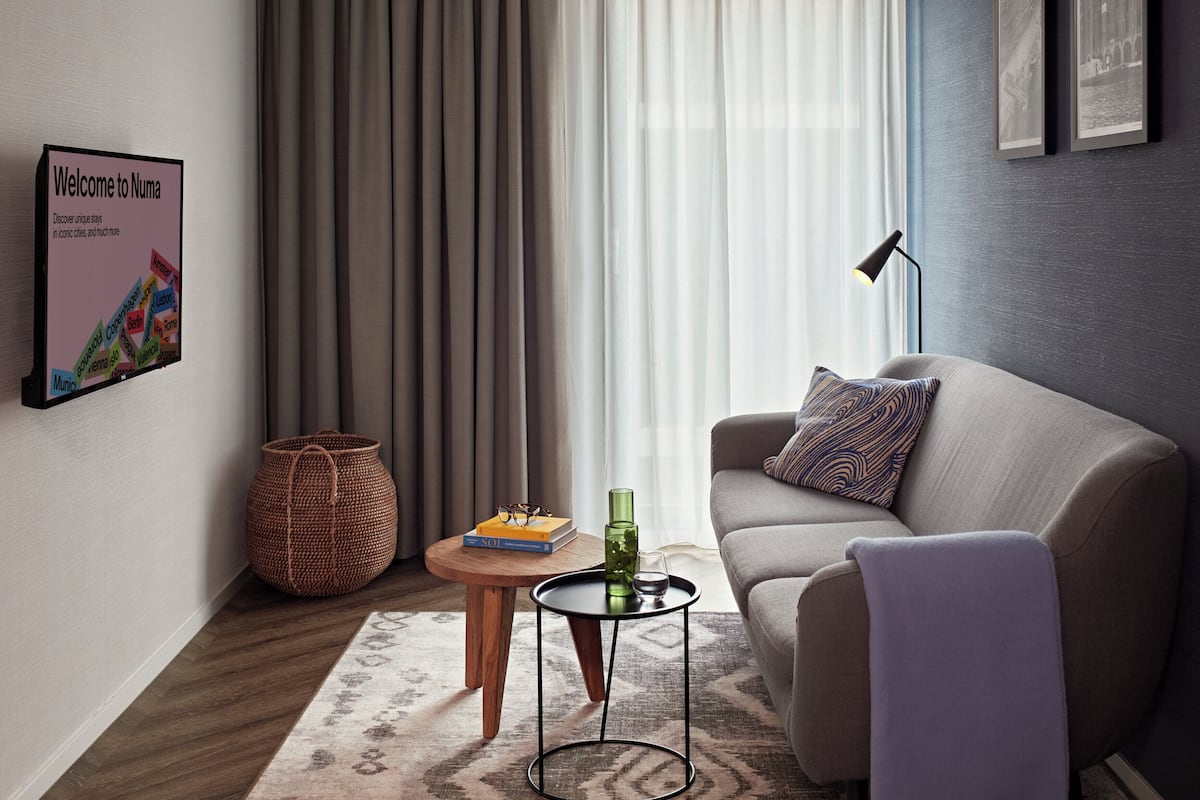 En 32-tommers Flatskjerm-TV med digitale kanaler