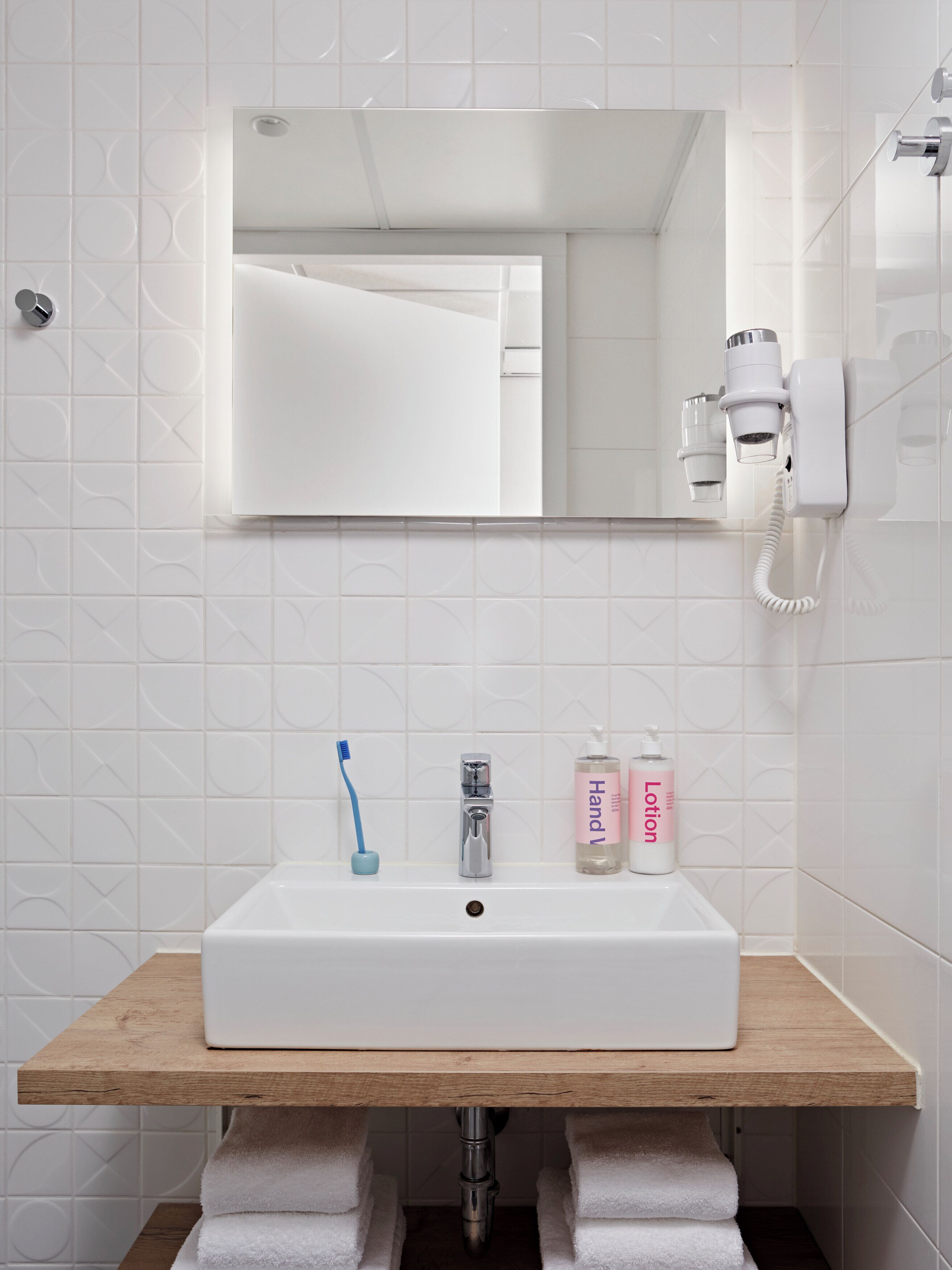 Deluxe Apartment | Bathroom | Hair dryer, towels, soap, shampoo