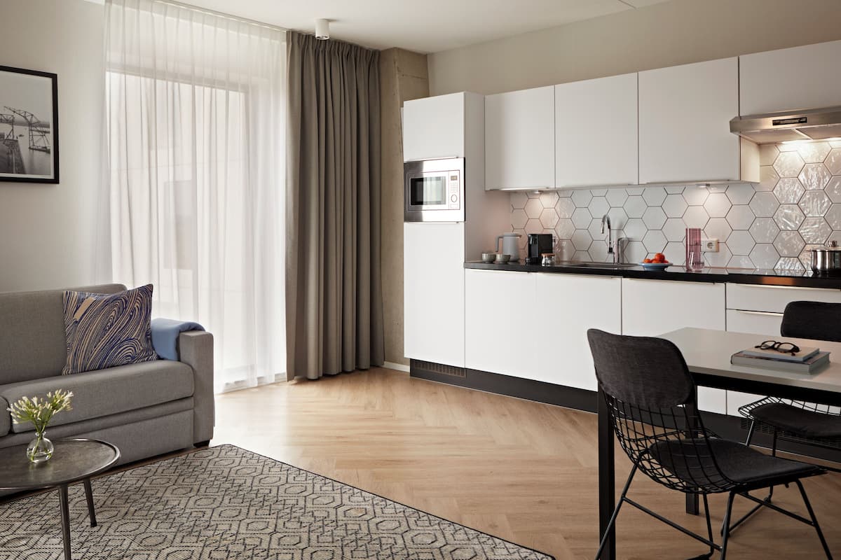 Leilighet – deluxe | Eget kjøkken | Kjøleskap, mikrobølgeovn, ovn og kokeplater