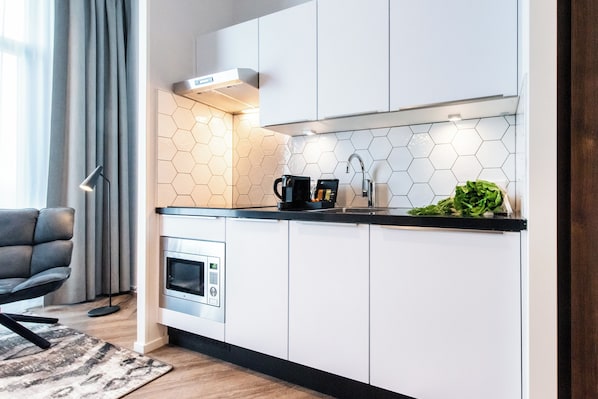 Full-sized fridge, microwave, oven, stovetop