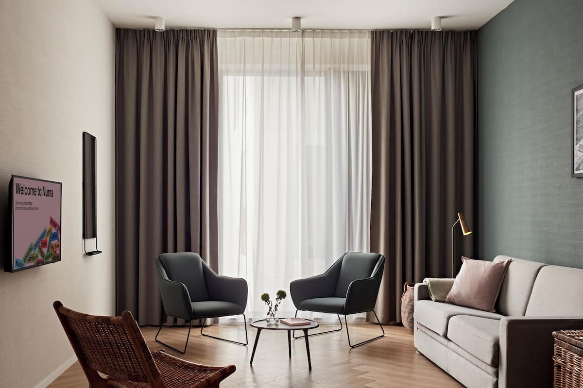 Leilighet – comfort, 1 soverom | Oppholdsområde | En 32-tommers Flatskjerm-TV med digitale kanaler