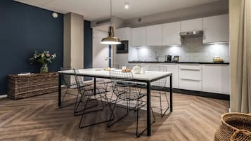 Apartment, 2 Schlafzimmer | Eigene Küche | Großer Kühlschrank, Mikrowelle, Ofen, Herdplatte