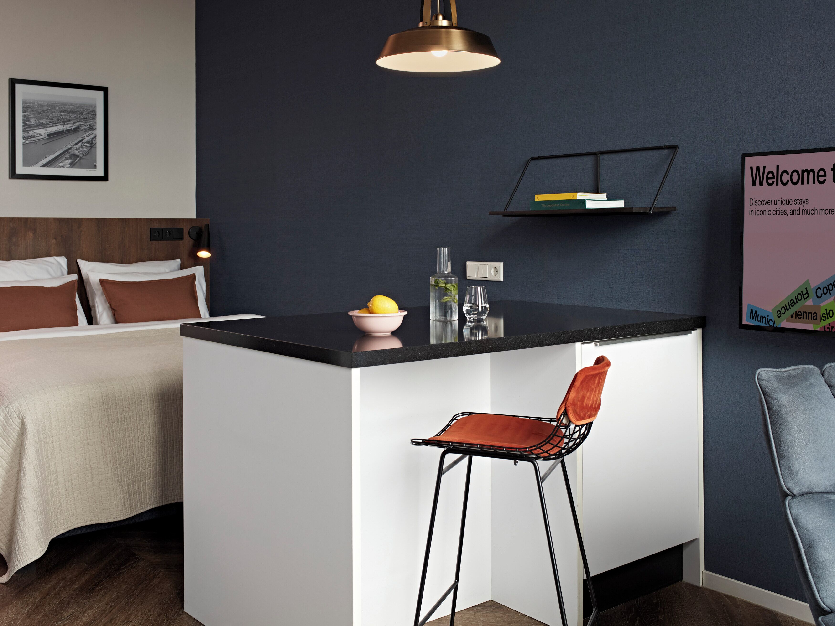 Studio | Sengetøy av topp kvalitet, skrivebord for bærbar PC og lydisolert