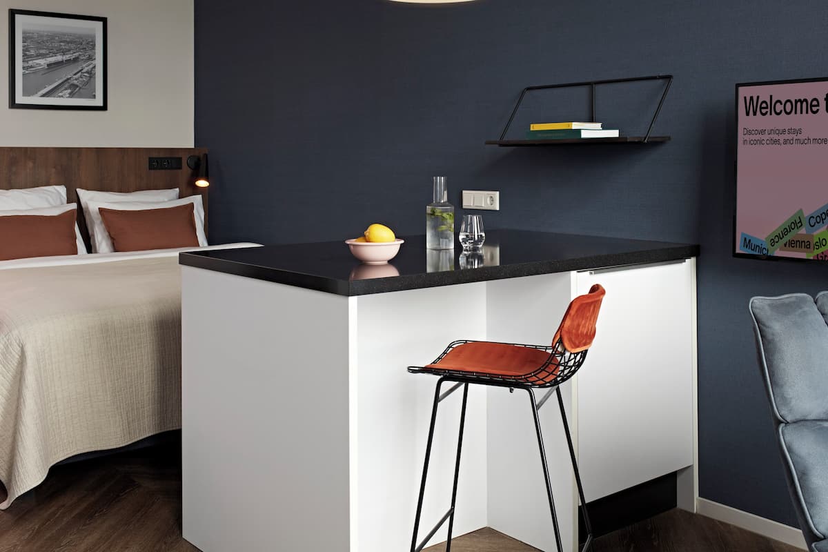 Studio | Sengetøy av topp kvalitet, skrivebord for bærbar PC og lydisolert