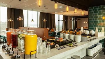 Tägliches Frühstück zum Mitnehmen (23 EUR pro Person)