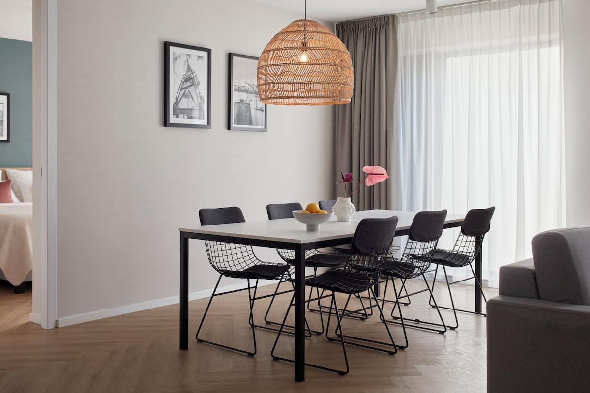 Leilighet – superior, 1 soverom | Oppholdsområde | En 32-tommers Flatskjerm-TV med digitale kanaler