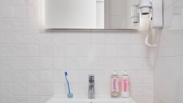 Apartment, 1 Bedroom | Bathroom | Hair dryer, towels, soap, shampoo