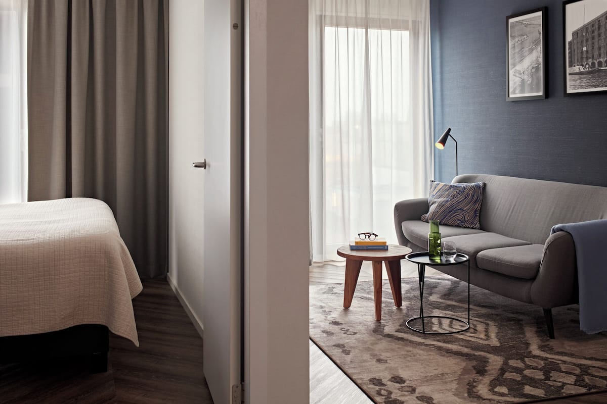 En 32-tommers Flatskjerm-TV med digitale kanaler