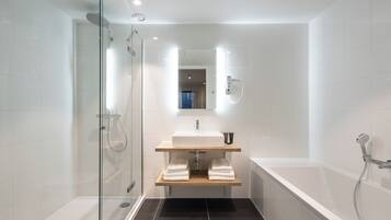 Apartamento, 2 habitaciones | Baño | Secador de pelo, toallas, jabón y champú