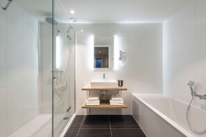 Apartment, 2 Schlafzimmer | Badezimmer | Haartrockner, Handtücher, Seife, Shampoo
