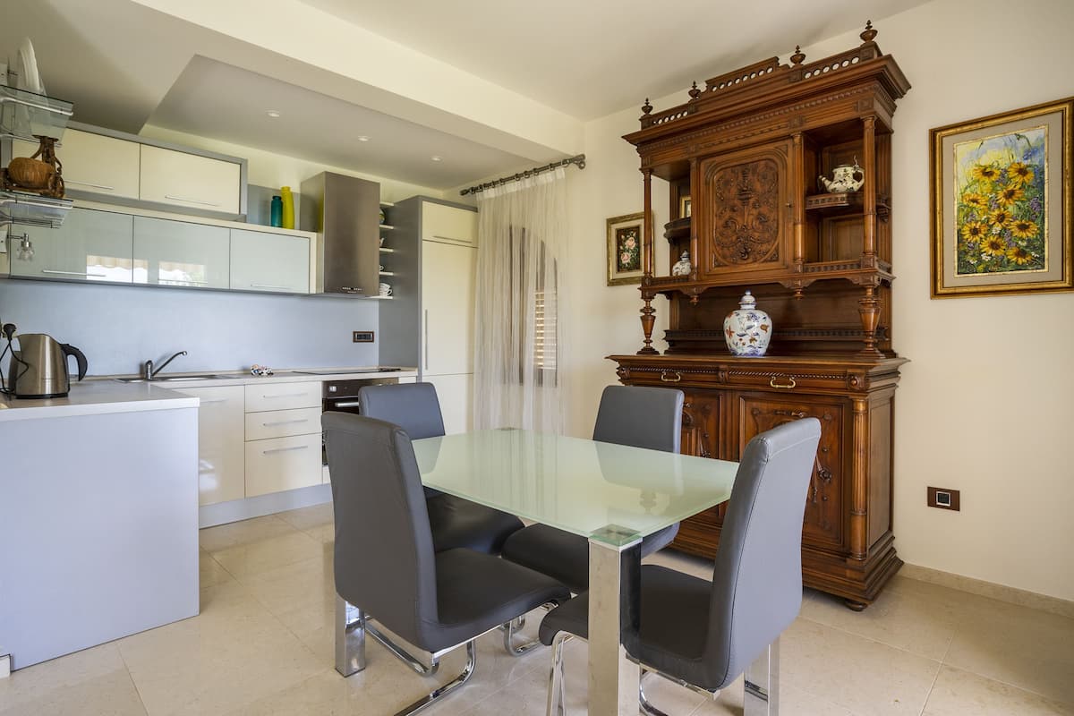 Apartamento básico, vistas al mar, junto a la montaña | Cocina privada | Frigorífico grande, horno, lavavajillas y utensilios de cocina