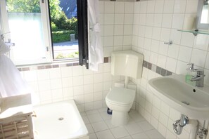 Appartement (Tilda incl. 35 EUR cleaning fee) | Salle de bain | Douche, serviettes fournies
