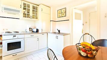 Apartment (Tilda incl. 35 EUR cleaning fee) | Private kitchen | Fridge, oven, stovetop, coffee/tea maker