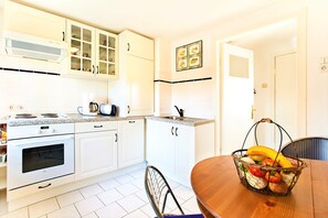 Apartment (Tilda incl. 35 EUR cleaning fee) | Eigene Küche | Kühlschrank, Ofen, Herdplatte, Wasserkocher mit Kaffee-/Teezubehör