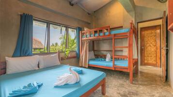 Neljän hengen perushuone | Pimennysverhot, vuodevaatteet