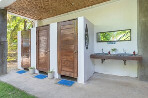 Asrama Umum Basic, asrama campuran | Kamar mandi | Shower, kloset,  dan handuk