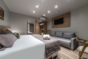 Luxury Triple Room, Multiple Beds | Minibar, in-room safe, individually decorated, individually furnished - Hotel Laghetto Fratello (Gramado)