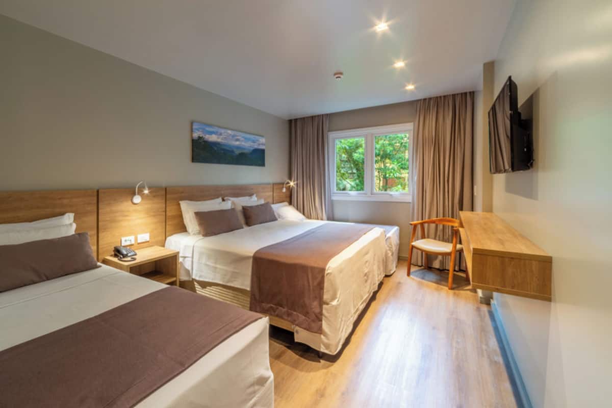 Chambre Quadruple | Minibar, coffres-forts dans les chambres, décoration personnalisée