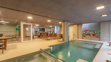 Piscine couverte, accÚs possible de 10 h 00 à 22 h 00, chaises longues
