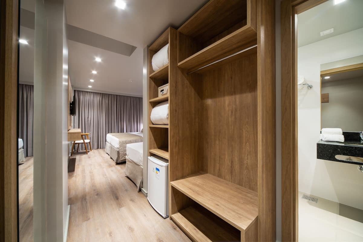 1 dormitorio, minibar, caja fuerte y decoración individual