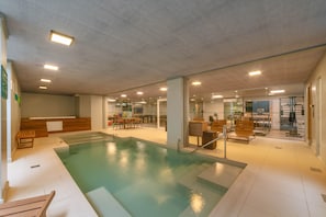 Piscina interna, funciona das 10h às 22h, espreguiçadeiras