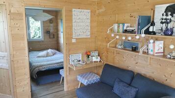Romantische chalet, terras, uitzicht op bergen | Woonruimte | Flatscreentelevisie