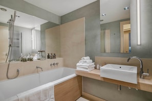 Deluxe appartement, uitzicht op tuin | Badkamer | Een bad, gratis toiletartikelen, een haardroger, handdoeken