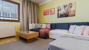 Deluxe apartman, kilátással a kertre | Nappali | Okostévé