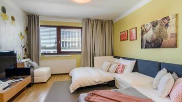 Apartamento luxo, vista para o jardim | Sala de estar | Smart TV