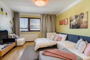 Deluxe appartement, uitzicht op tuin | Woonkamer | Smart-tv