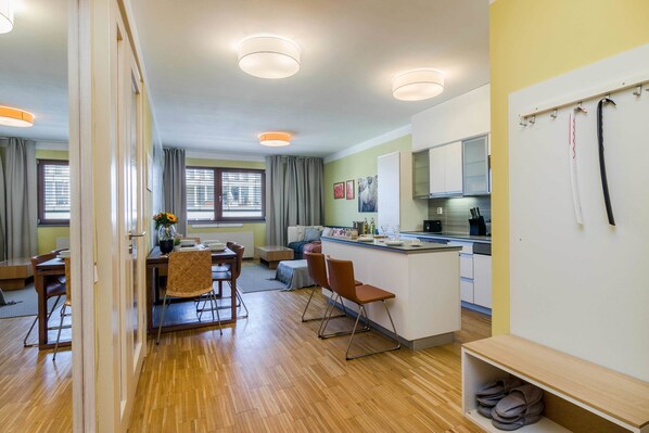 Deluxe appartement, uitzicht op tuin | Woonkamer | Smart-tv