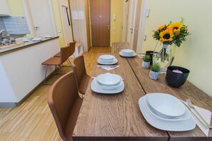 Apartamento Deluxe, vistas al jardín | Servicio de comidas en la habitación