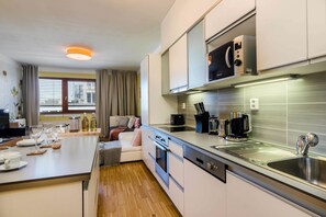 Appartamento Deluxe, vista giardino | Cucina privata | Frigorifero con congelatore, microonde, forno, piano cottura