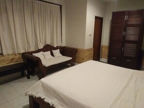 스탠다드 스튜디오 | 책상, 무료 WiFi, 침대 시트