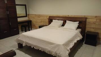 Standard Studio | Desk, free WiFi, bed sheets