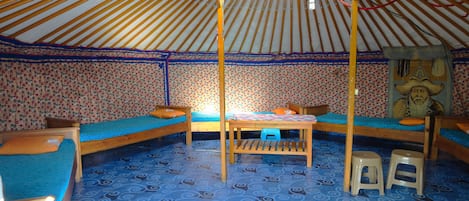 Dortoir Partagé, dortoir mixte, salle de bains commune, vue montagne | Coffres-forts dans les chambres, bureau, rideaux occultants