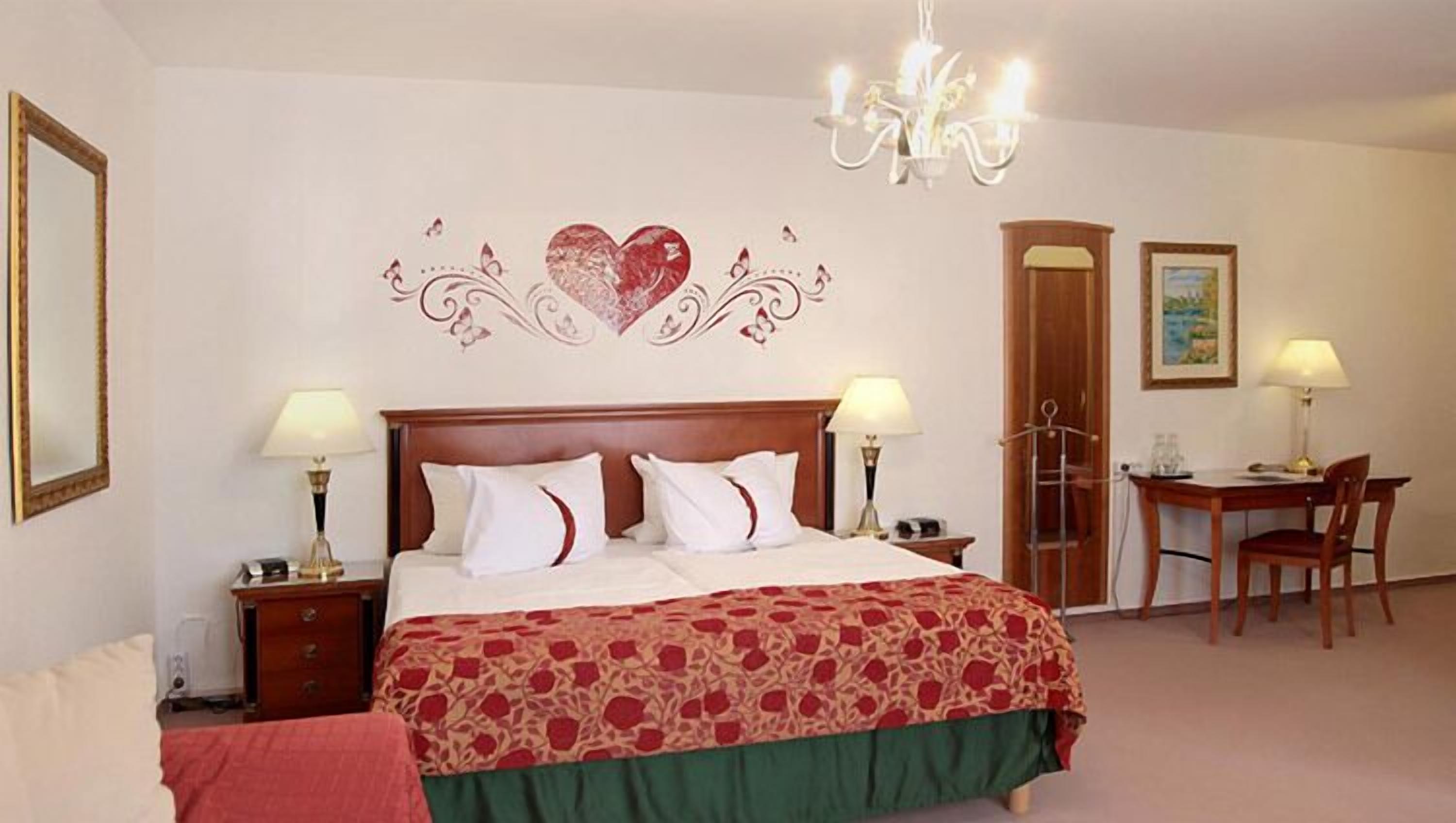 weddingroom | desk, free wifi, bed sheets