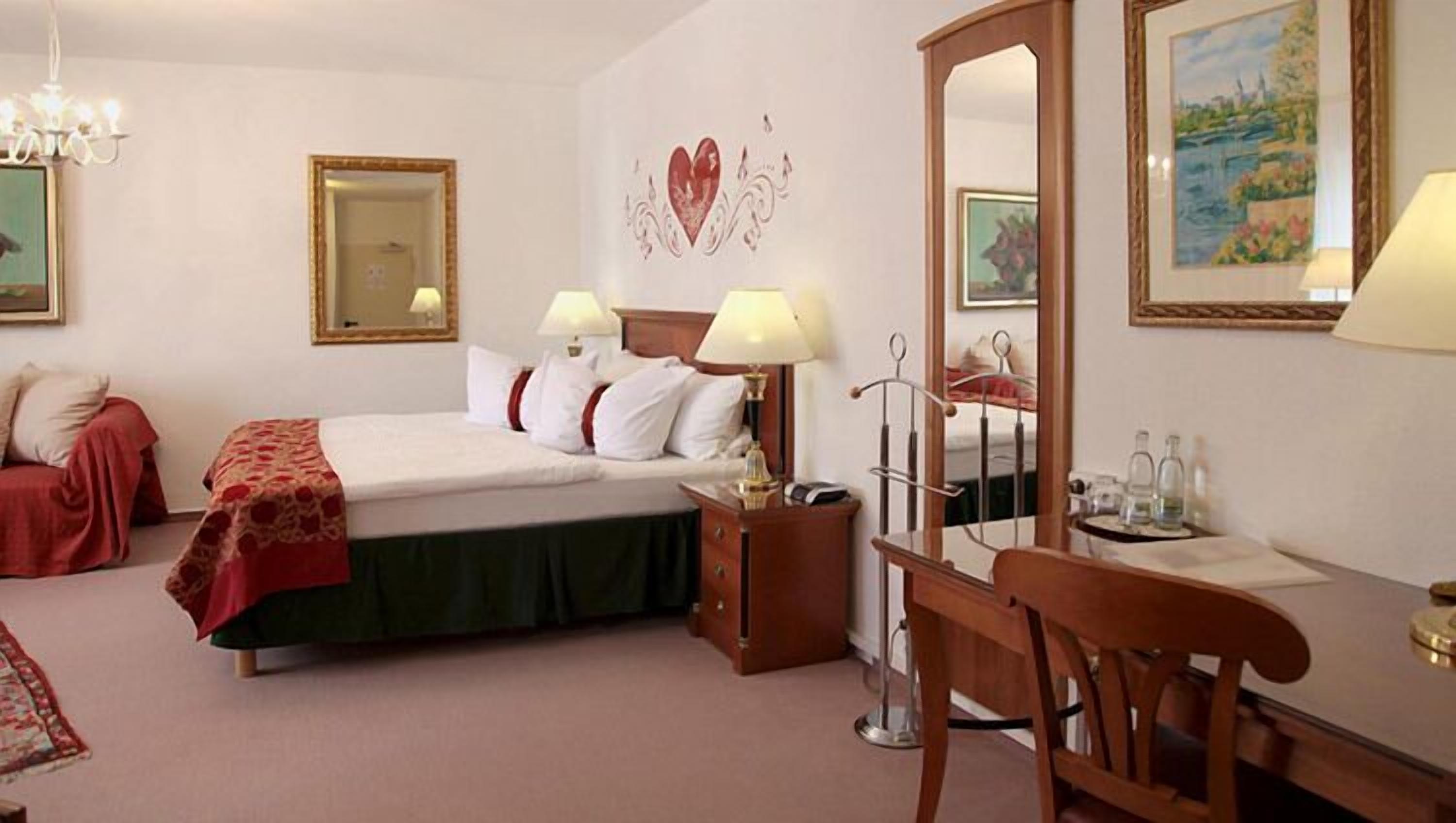 weddingroom | desk, free wifi, bed sheets