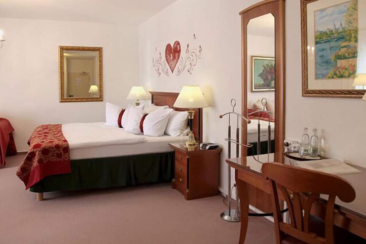 weddingroom | desk, free wifi, bed sheets