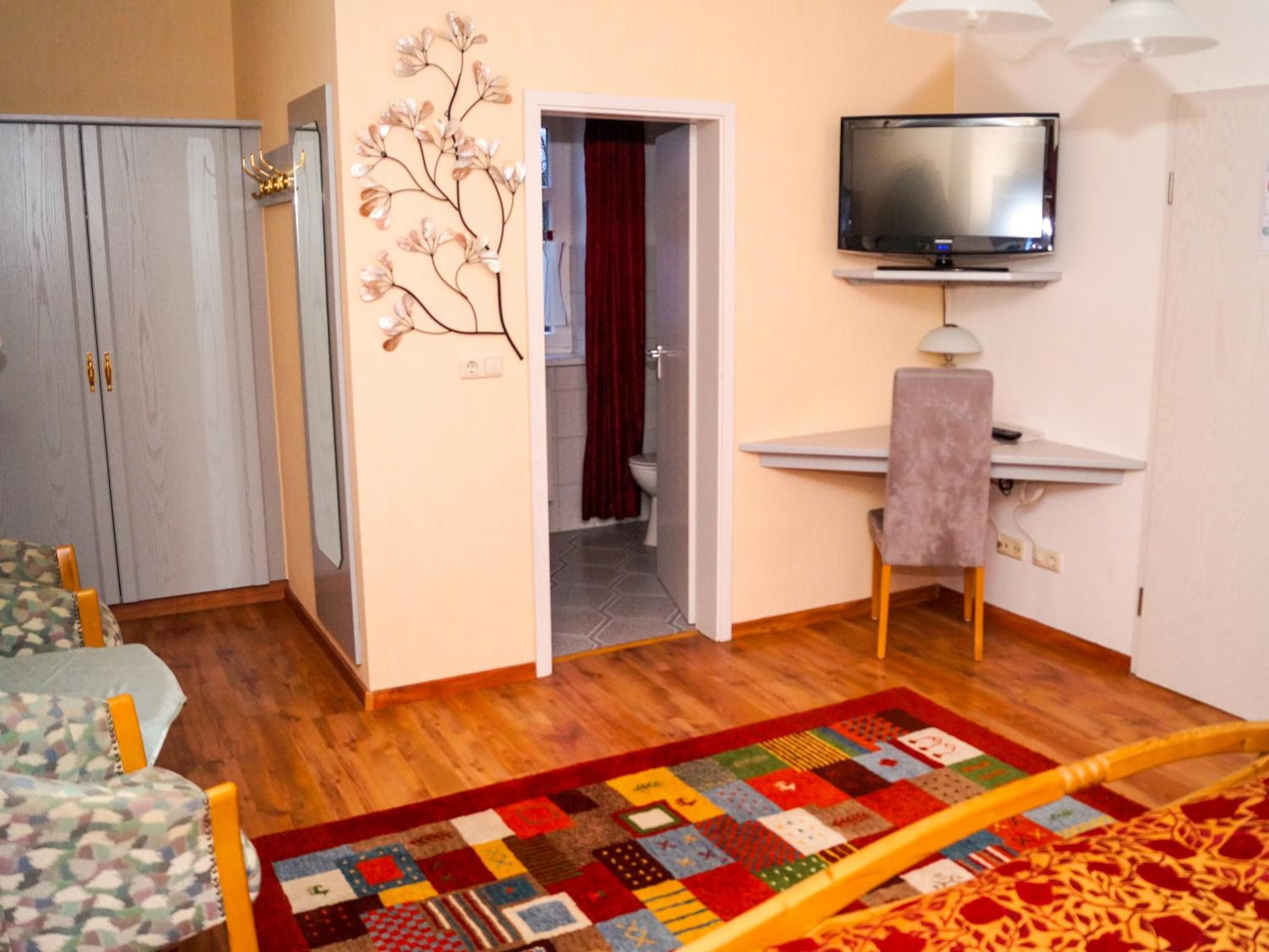 desk, free wifi, bed sheets