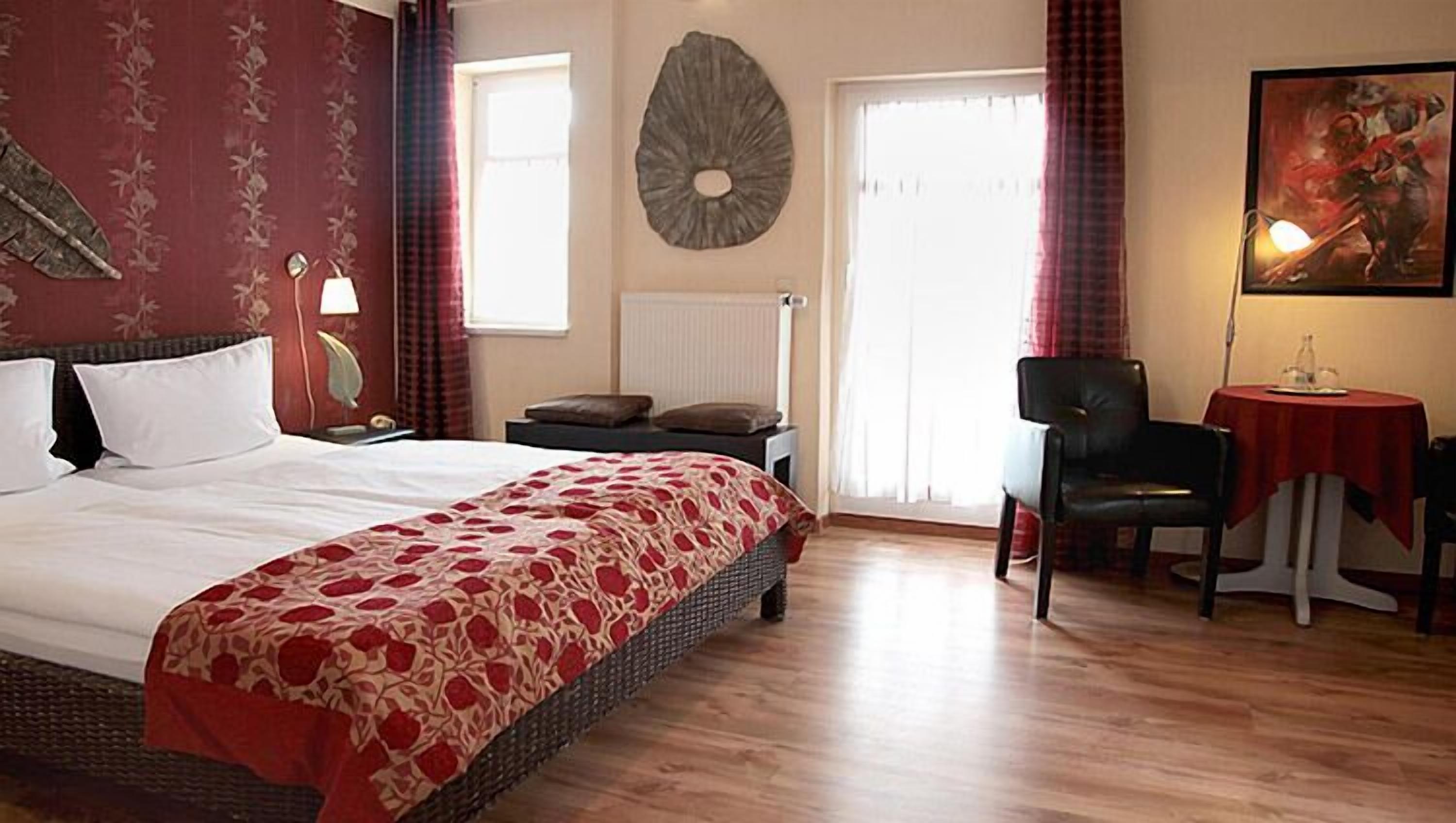 desk, free wifi, bed sheets