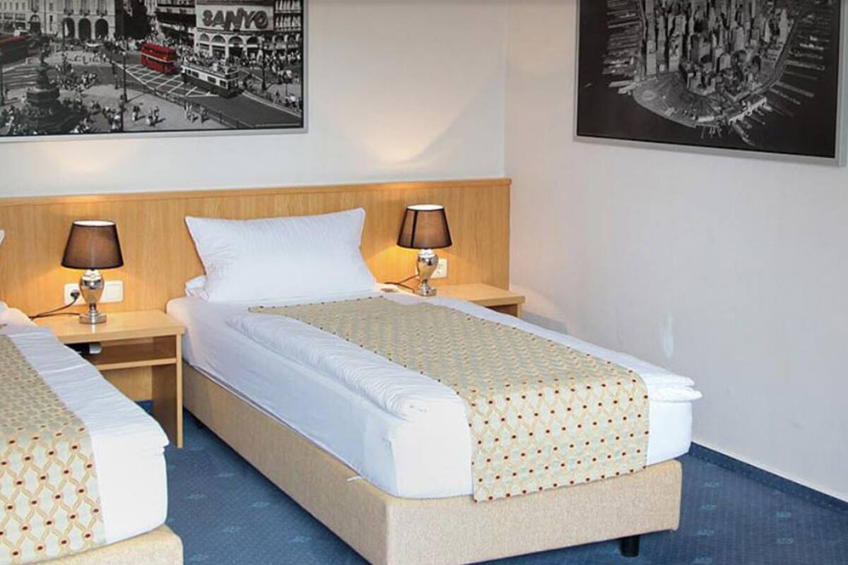 single room (28) | desk, free wifi, bed sheets