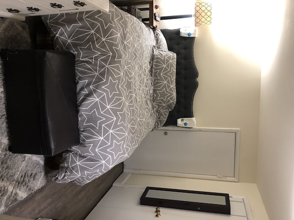 1 bedroom, desk, iron/ironing board, WiFi