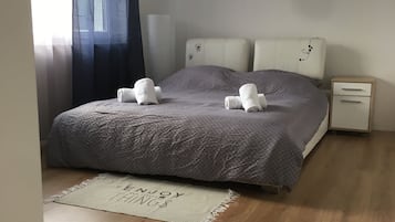 Habitación doble, baño compartido | Escritorio, espacio para trabajar con laptop y insonorización