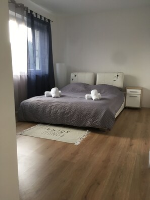 Dubbelrum - delat badrum | Skrivbord, arbetsyta för laptop, ljudisolering och gratis wi-fi